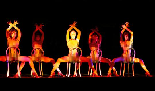 Aksi panas penari erotis di kabaret Crazy Horse di Paris