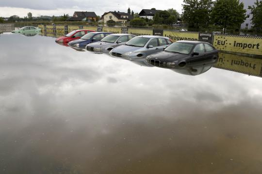 Mobil-mobil mewah korban banjir Eropa