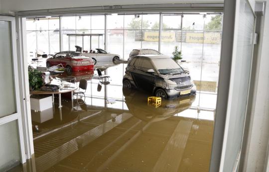 Mobil-mobil mewah korban banjir Eropa