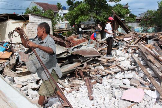 Alat berat hantam 80 bangunan di Kembangan, Jakarta Barat