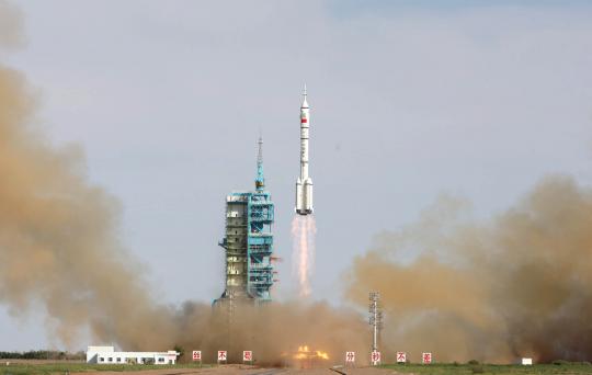 China berhasil luncurkan stasiun permanen antariksa Shenzhou-10