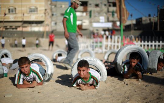 Libur sekolah, anak-anak Palestina latihan perang