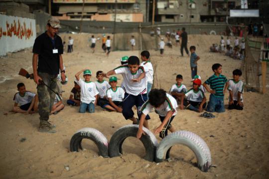 Libur sekolah, anak-anak Palestina latihan perang