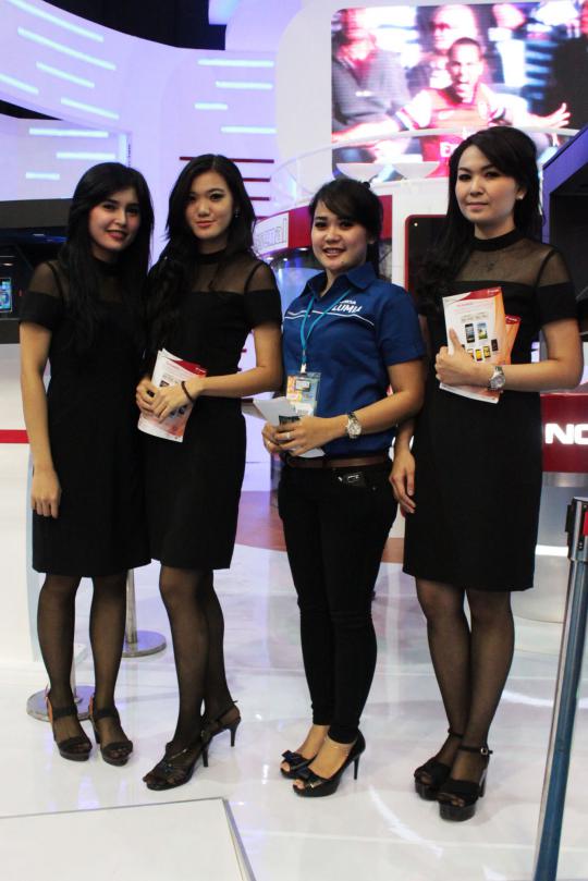 Para SPG cantik hiasi pameran ponsel di Senayan