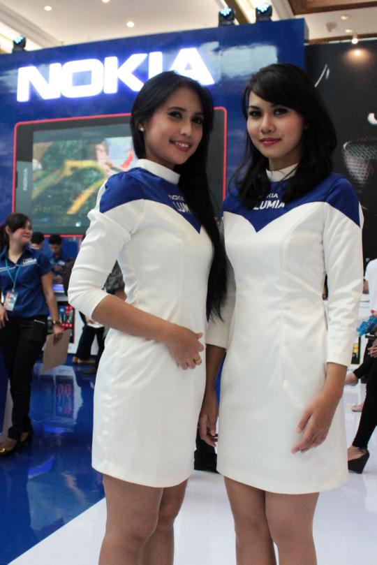 Para SPG cantik hiasi pameran ponsel di Senayan