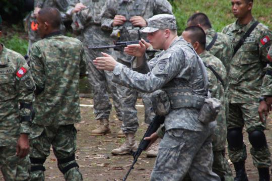 Prajurit Kostrad latihan bersama pasukan elite Amerika