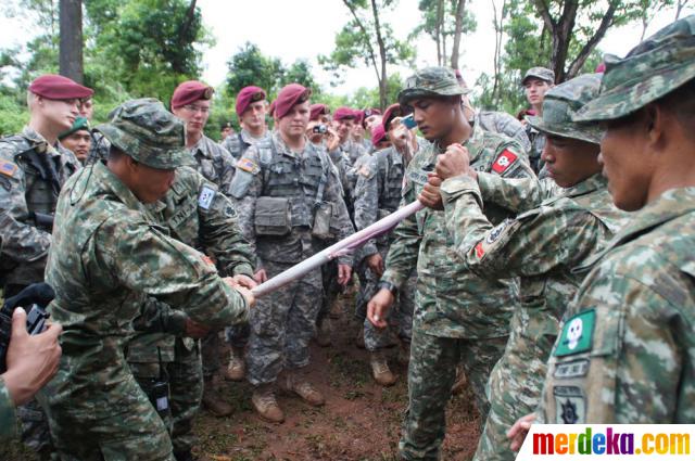 Foto Prajurit Kostrad latihan bersama pasukan elite 