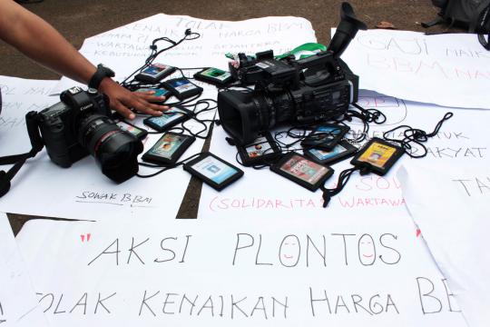 Tolak kenaikan BBM, belasan wartawan cukur plontos