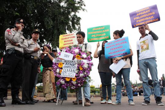 Sejumlah aktivis kirim karangan bunga duka cita ke Istana Negara