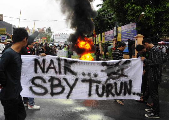 Demo tolak kenaikan BBM, mahasiswa UIA blokir Jalan Jatiwaringin