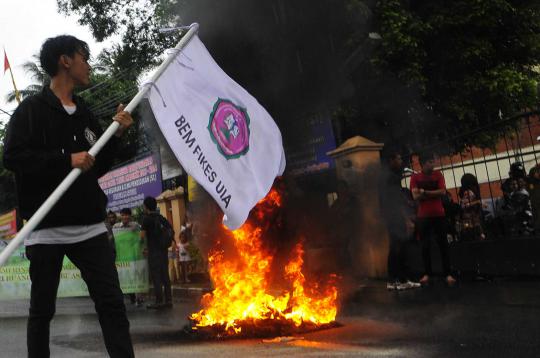 Demo tolak kenaikan BBM, mahasiswa UIA blokir Jalan Jatiwaringin