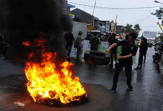 Demo tolak kenaikan BBM, mahasiswa UIA blokir Jalan Jatiwaringin