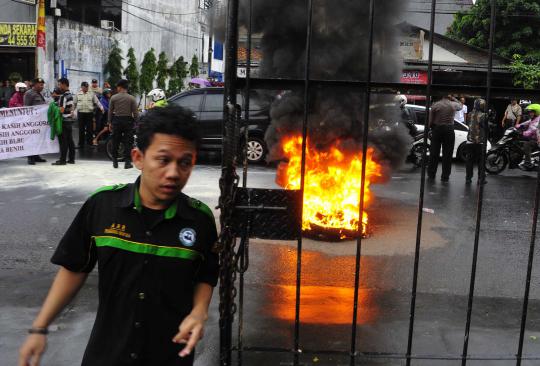 Demo tolak kenaikan BBM, mahasiswa UIA blokir Jalan Jatiwaringin