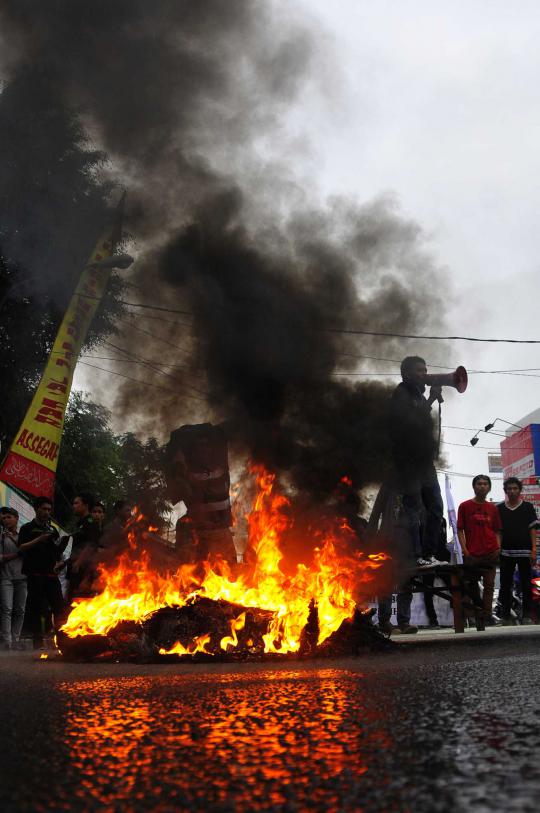 Demo tolak kenaikan BBM, mahasiswa UIA blokir Jalan Jatiwaringin