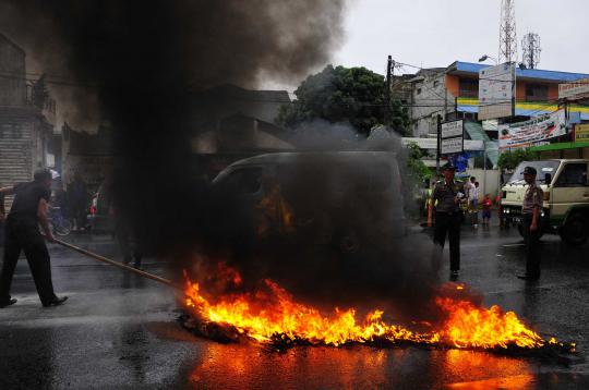 Demo tolak kenaikan BBM, mahasiswa UIA blokir Jalan Jatiwaringin