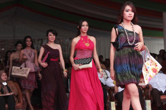 Model dan penari cantik meriahkan PRJ 'tandingan' di Monas