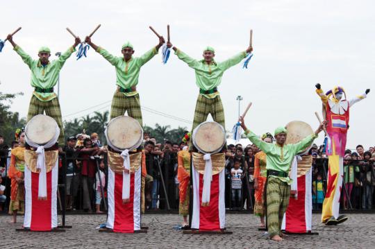 Model dan penari cantik meriahkan PRJ 'tandingan' di Monas