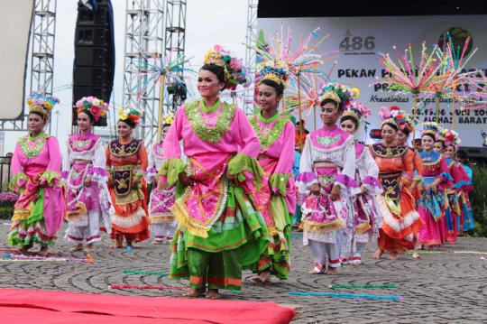Model dan penari cantik meriahkan PRJ 'tandingan' di Monas