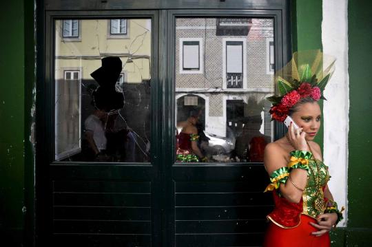 Di balik kisah keceriaan para wanita penari parade Portugal