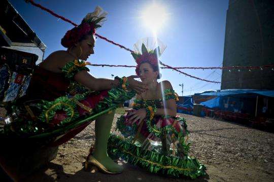 Di balik kisah keceriaan para wanita penari parade Portugal