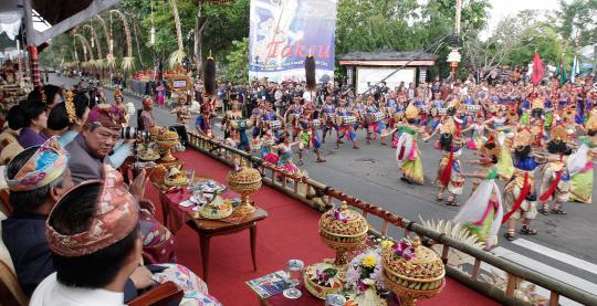 Berbaju adat Bali, SBY lepas pawai PKB XXXV