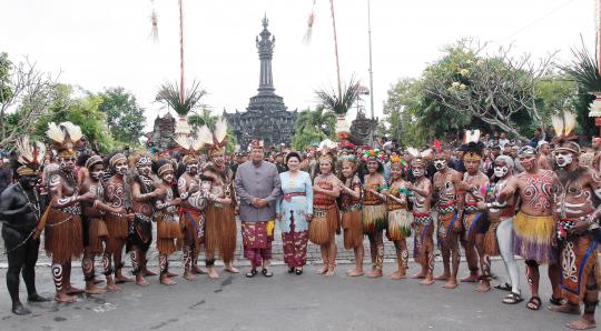 Berbaju adat Bali, SBY lepas pawai PKB XXXV