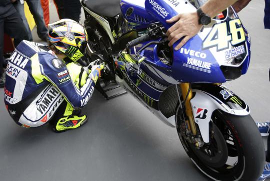 Aksi Valentino Rossi mengangkat roda depan