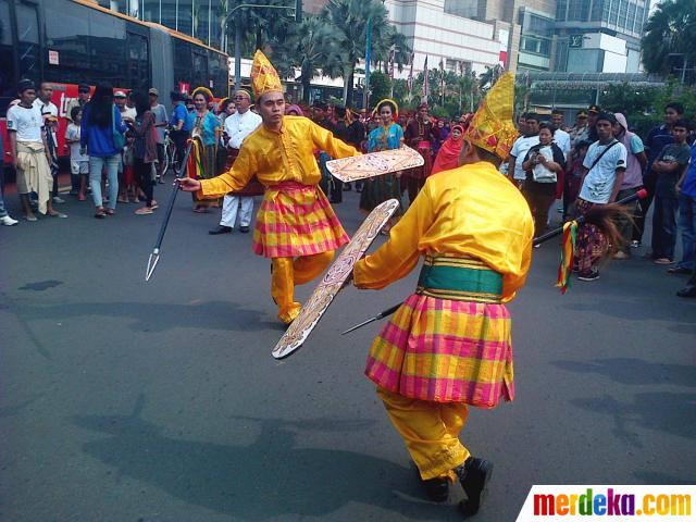 kumpulan budaya unik di dunia Foto Kemeriahan parade budaya Lombok Sumbawa di Bundaran 