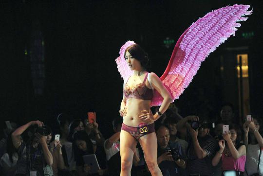 Pesona seksi para wanita dalam kontes payudara terindah