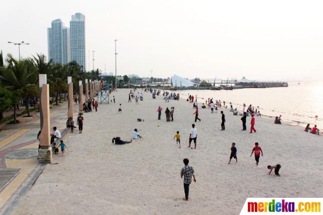 Foto Asyiknya Mengisi Masa Libur Sekolah Di Pantai Ancol