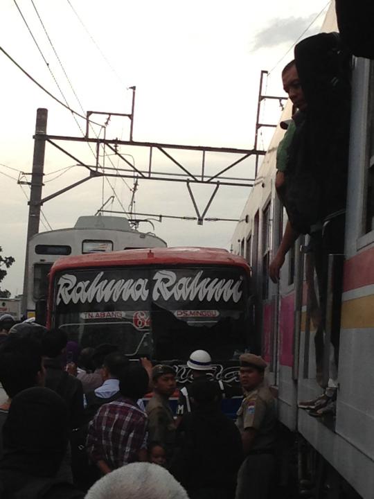 Sudah dengar sirine, Metromini nekat nerobos hingga tertabrak