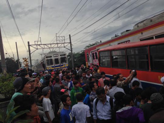 Sudah dengar sirine, Metromini nekat nerobos hingga tertabrak