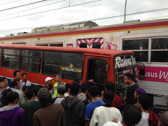 Sudah dengar sirine, Metromini nekat nerobos hingga tertabrak