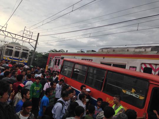 Sudah dengar sirine, Metromini nekat nerobos hingga tertabrak