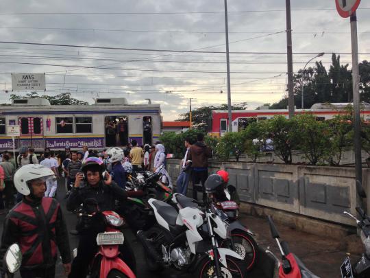 Sudah dengar sirine, Metromini nekat nerobos hingga tertabrak