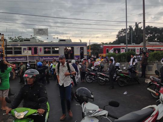 Sudah dengar sirine, Metromini nekat nerobos hingga tertabrak