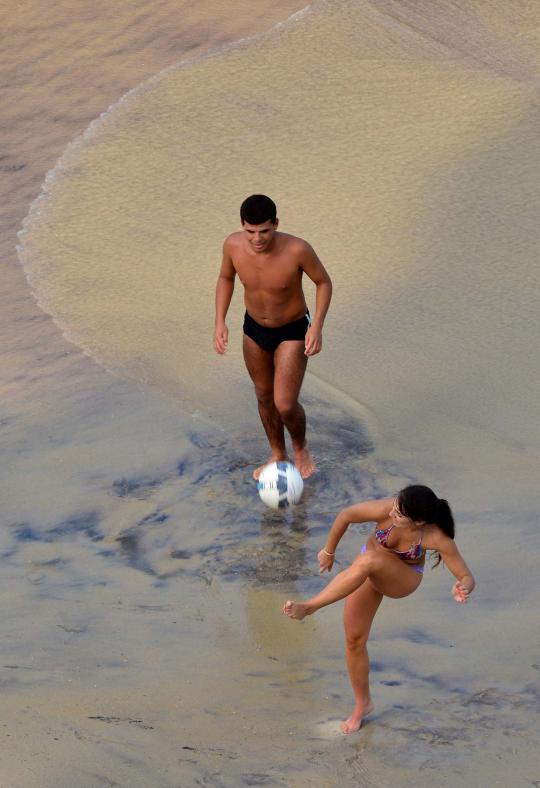 Bermain bola dengan berbikini di Pantai Sao Conrado