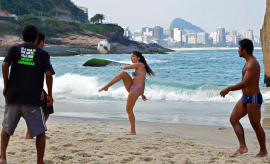 Bermain bola dengan berbikini di Pantai Sao Conrado