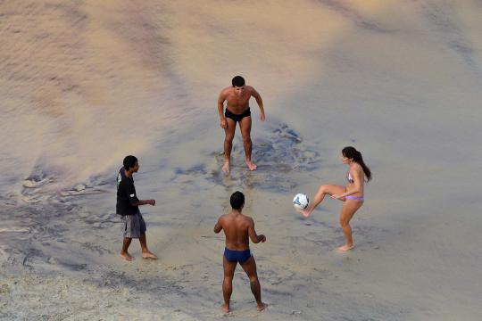 Bermain bola dengan berbikini di Pantai Sao Conrado