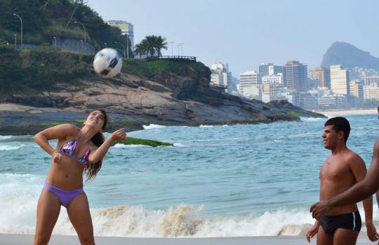 Bermain bola dengan berbikini di Pantai Sao Conrado