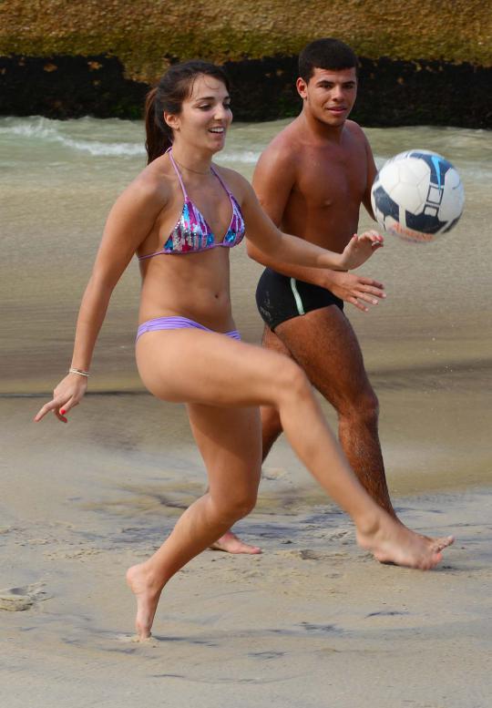 Bermain bola dengan berbikini di Pantai Sao Conrado