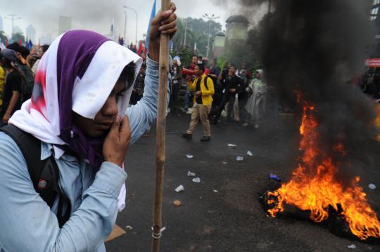Bentrok demonstran dengan polisi di depan Gedung DPR