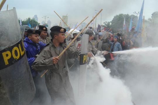 Bentrok demonstran dengan polisi di depan Gedung DPR