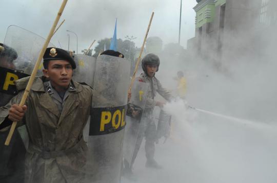Bentrok demonstran dengan polisi di depan Gedung DPR