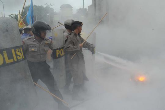 Bentrok demonstran dengan polisi di depan Gedung DPR