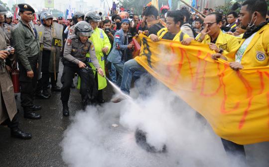 Bentrok demonstran dengan polisi di depan Gedung DPR
