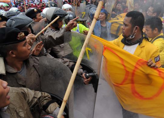 Bentrok demonstran dengan polisi di depan Gedung DPR
