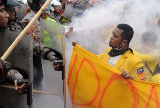 Bentrok demonstran dengan polisi di depan Gedung DPR