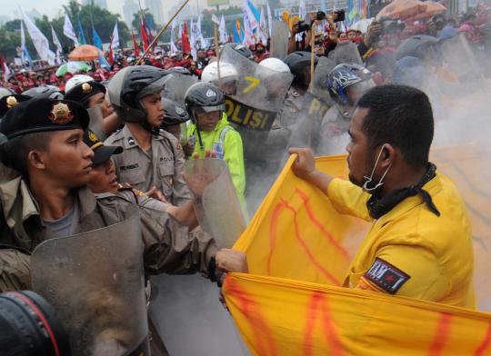 Bentrok demonstran dengan polisi di depan Gedung DPR
