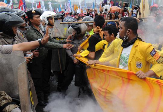 Bentrok demonstran dengan polisi di depan Gedung DPR